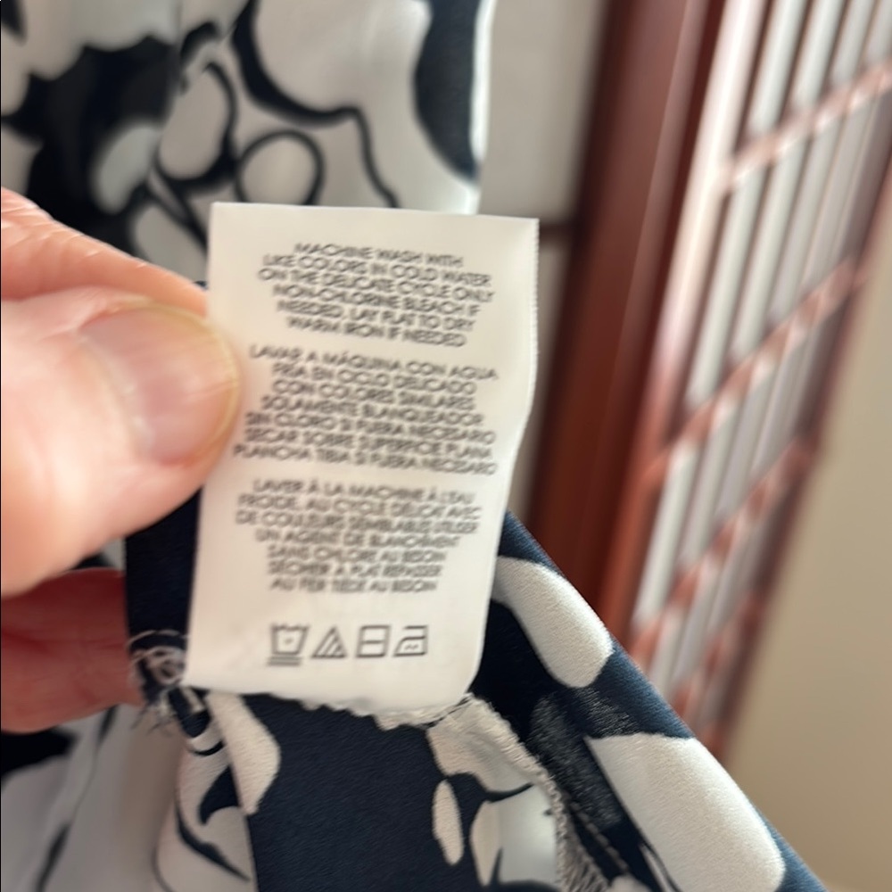 Cabi Floral Navy and White Women's Top with stripe shoulder detail. size XXL - Picture 7 of 8